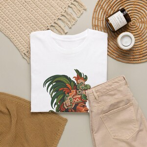 Camiseta de rey maya, noble maya con tocado de jade junto a una pirámide, camiseta gráfica de gobernante maya, camiseta de Guatemala y México, regalo para amantes de la historia imagen 12