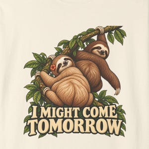 Camiseta "Puede que venga mañana" con estampado de perezoso y colores cómodos, camiseta divertida de perezoso perezoso, camiseta de tejido grueso teñida en prenda, regalo para procrastinadoras.