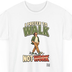 Op de afbeelding: Een wit t-shirt met een afbeelding van een lopend persoon, met de tekst "I PREFER TO WALK" in het groen erboven en "NOT WORK" in het rood eronder, met een streep door het woord "WORK" en een kleine QR-code rechtsonder.