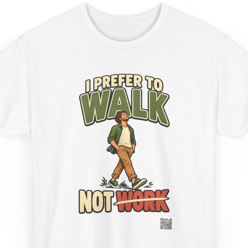 Op de afbeelding: Een wit t-shirt met een afbeelding van een lopend persoon, met de tekst "I PREFER TO WALK" in het groen erboven en "NOT WORK" in het rood eronder, met een streep door het woord "WORK" en een kleine QR-code rechtsonder.