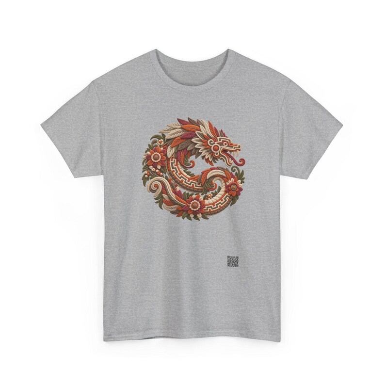 Puede incluir: Una camiseta de manga corta en gris jaspeado con un gr&aacute;fico circular de un drag&oacute;n enroscado entrelazado con elementos florales en tonos rojos, naranjas y crema. El dise&ntilde;o incluye patrones geom&eacute;tricos y un peque&ntilde;o c&oacute;digo QR cuadrado.