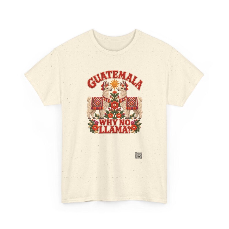 Puede incluir: Una camiseta de manga corta de color crema con un gr&aacute;fico de dos llamas frente a frente, con un dise&ntilde;o de sol y flores en el centro. El texto GUATEMALA aparece arqueado arriba y WHY NO LLAMA? est&aacute; impreso en rojo bajo las llamas.