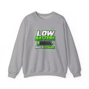 Sudadera con batería baja, divertida sudadera de cuello redondo con estampado de cansancio, regalo para amantes de las siestas que necesitan recargarse. imagen 3