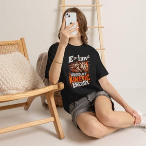 Camiseta "Evita mi energía cinética", regalo divertido para profesores de física, camiseta con juego de palabras científico, camiseta de física E=1/2mv² (unisex) imagen 10