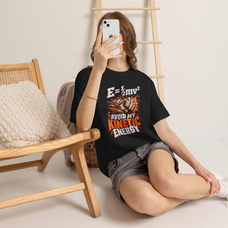 Camiseta "Evita mi energía cinética", regalo divertido para profesores de física, camiseta con juego de palabras científico, camiseta de física E=1/2mv² (unisex) imagen 10