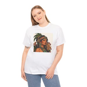 Camiseta con retrato de mujer maya, diadema y pendientes de jade maya, camiseta estampada para mujer, camiseta de herencia latina, regalo de arte mexicano-guatemalteco imagen 7