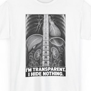 Puede incluir: Una camiseta blanca con un gr&aacute;fico en blanco y negro de una radiograf&iacute;a del torso humano que muestra la columna vertebral, los pulmones y los &oacute;rganos internos. Debajo, el texto en may&uacute;sculas dice: I'M TRANSPARENT. I HIDE NOTHING.