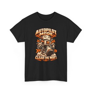 Autopilot Mode Clear the Way T-Shirt, Funny Retro Robot Graphic Tee, Robot Lover Shirt, Tech Humor Gift for Engineer or Gamer, Nerd Tee Bild 3