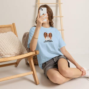 Lustiges T-Shirt für Papillon-Mama: „Er denkt, ich trage einen Spiegel.“ – Geschenkidee für Hundeliebhaber Bild 8