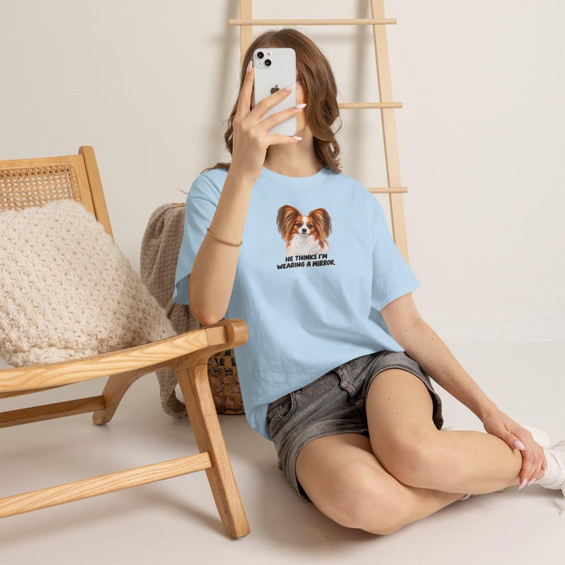 Lustiges T-Shirt für Papillon-Mama: „Er denkt, ich trage einen Spiegel.“ – Geschenkidee für Hundeliebhaber Bild 8