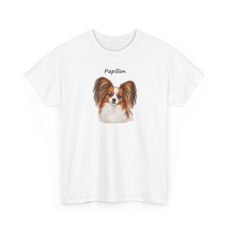 Puede incluir: Una camiseta blanca de manga corta con un gr&aacute;fico central de un perro Papillon marr&oacute;n y blanco. Sobre la cabeza del perro, la palabra Papillon est&aacute; impresa en una fuente negra sencilla sin remates. Tiene cuello redondo.