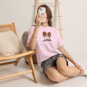 Lustiges T-Shirt für Papillon-Mama: „Er denkt, ich trage einen Spiegel.“ – Geschenkidee für Hundeliebhaber Bild 9