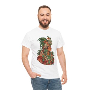 Camiseta de rey maya, noble maya con tocado de jade junto a una pirámide, camiseta gráfica de gobernante maya, camiseta de Guatemala y México, regalo para amantes de la historia imagen 9