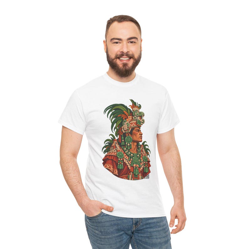 Camiseta de rey maya, noble maya con tocado de jade junto a una pirámide, camiseta gráfica de gobernante maya, camiseta de Guatemala y México, regalo para amantes de la historia imagen 9