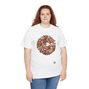 Puede incluir: Una camiseta blanca de manga corta con un gr&aacute;fico circular de un drag&oacute;n entrelazado con elementos florales en tonos rojos, naranjas y marrones. El dise&ntilde;o incorpora patrones intrincados y un peque&ntilde;o c&oacute;digo QR debajo de la ilustraci&oacute;n.
