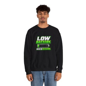 Sudadera con batería baja, divertida sudadera de cuello redondo con estampado de cansancio, regalo para amantes de las siestas que necesitan recargarse. imagen 6