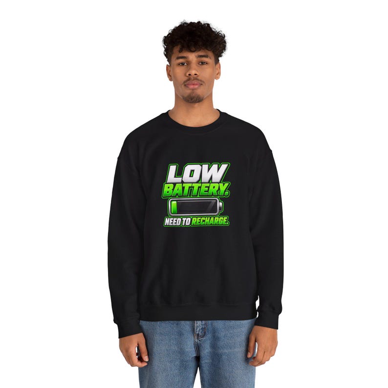 Sudadera con batería baja, divertida sudadera de cuello redondo con estampado de cansancio, regalo para amantes de las siestas que necesitan recargarse. imagen 6