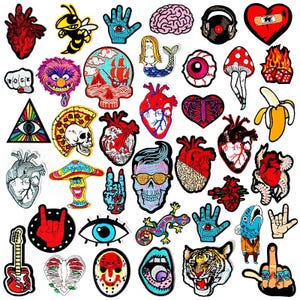 Può includere: Una collezione di toppe ricamate assortite con disegni vari, tra cui cuori anatomici, teschi, occhi, mani, animali, cibi e simboli astratti in colori vivaci, disposti su uno sfondo bianco.