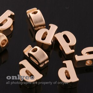 2個-7mmX5mmX3mm 真鍮にマットゴールドメッキ かわいい小文字アルファベット、文字、イニシャルペンダント、パーソナライズジュエリー(K1432G-d)