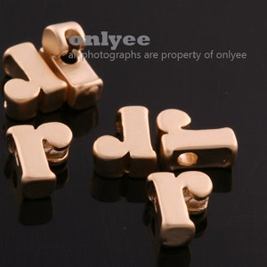 2個-6mmX5mmX3mm 真鍮にマットゴールドメッキ かわいい小文字アルファベット、文字、イニシャルペンダント、パーソナライズジュエリー(K1432G-r)