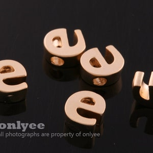 2個-6mmX5mmX3mm 真鍮にマットゴールドメッキ かわいい小文字アルファベット、文字、イニシャルペンダント、パーソナライズジュエリー(K1432G-e)