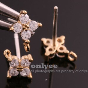 1 par/2 uds-8,5mmX7mm chapado en oro sobre latón Zirconia cúbica flor pequeña transparente 92,5 pendiente de poste de plata esterlina (K826G)