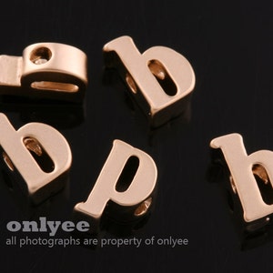 2個-7mmX5mmX3mm マットゴールドメッキ真鍮製 かわいい小文字アルファベット、文字、イニシャルペンダント、パーソナライズジュエリー (K1432G-b)