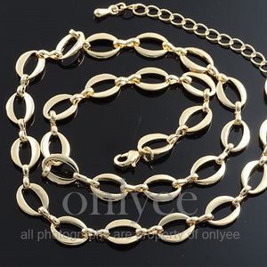 Può includere: Una collana a catena dorata con maglie ovali. La catena è a strati e ha una chiusura a moschettone.