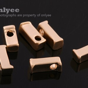 2個-7mmX2.5mmX3mm 真鍮にマットゴールドメッキ かわいい小文字アルファベット、文字、イニシャルペンダント、パーソナライズジュエリー(K1432G-l)