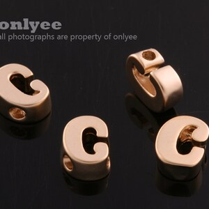 2個-7mmX5mmX3mm 真鍮にマットゴールドメッキ かわいい小文字アルファベット、文字、イニシャルペンダント、パーソナライズジュエリー(K1432G-c)