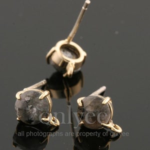 Puede incluir: Tres hallazgos de pendientes de tono dorado con piedras transparentes facetadas. Los hallazgos tienen un bucle en la parte superior para sujetarse a un poste de pendiente.