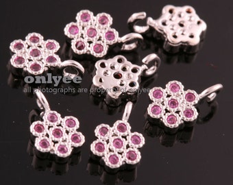 2 petites fleurs de 7,3 mm x 5 mm rhodié brillant à facettes, breloques cubiques avec rebord-rubis (M389S-C)