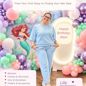 Könnte beinhalten: Ein digitaler Ratgeber mit dem Titel From Beginner to Event Decorator, der eine Person in hellblauem Sweatshirt und Hose vor einem Ballonbogen mit Meerjungfrauen-Grafik sowie Schildern mit Happy Birthday, Alex! und Lilly A Practical Guide zeigt.