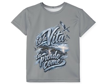 May include: A gray short-sleeve t-shirt featuring a graphic print with the Italian text 'io la Vita la prendo come'. The design includes a winding coastal road, mountains, a sunset over the sea, and flying seagulls in shades of blue and white.