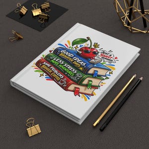 Può includere: Un taccuino con copertina rigida bianca raffigurante tre libri impilati con sopra una ciliegia che indossa occhiali da sole. Il testo recita: Good Ideas Brighter Days, Less Stress More Adventures, Same Problems Bigger Coffee e Just A Sweet Reminder.