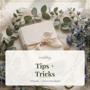 Może przedstawiać: Stos kremowych kart przewiązanych pasującą satynową wstążką, w towarzystwie metalowych nożyczek. Tekst głosi: wedding Tips + Tricks Printable • Instant Download. Przedmioty otoczone są liśćmi eukaliptusa i niebieskimi kwiatami.