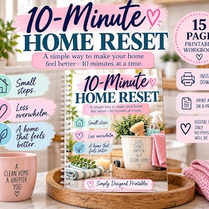 Könnte beinhalten: Ein 15-seitiges druckbares Arbeitsbuch mit dem Titel 10-Minute Home Reset mit Spiralbindung. Das Cover zeigt Text, einen Eimer mit Reinigungsutensilien und eine rosa Tasse mit dem Text A CLEAN HOME A HAPPIER YOU sowie Symbole für das Zuhause.