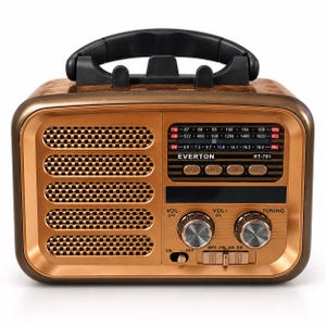Könnte beinhalten: Ein tragbares Radio mit Holzmaserung und einer metallisch kupferfarbenen Frontblende. Es verfügt über einen schwarzen Tragegriff, ein Lautsprechergitter mit horizontalen Schlitzen, eine Frequenzanzeige mit der Aufschrift Everton RT-701 und zwei silberne Drehregler.