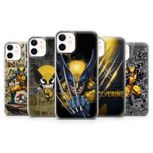 Può includere: Cinque cover trasparenti per telefono con varie illustrazioni di fumetti di Wolverine. I design includono un Wolverine a figura intera, un personaggio in stile chibi, un ritratto con artigli metallici, un logo X giallo con il testo Wolverine e un collage in bianco e nero.