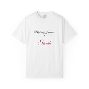 Gepersonaliseerd T-shirt voor de bruidsmeisje, T-shirt met eigen naam voor de bruidsmeisje, elegant T-shirt met sierlijke letters voor het vrijgezellenfeest, cadeau voor de bruidsmeisjes afbeelding 1