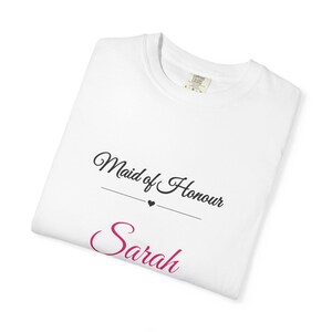 Gepersonaliseerd T-shirt voor de bruidsmeisje, T-shirt met eigen naam voor de bruidsmeisje, elegant T-shirt met sierlijke letters voor het vrijgezellenfeest, cadeau voor de bruidsmeisjes afbeelding 3