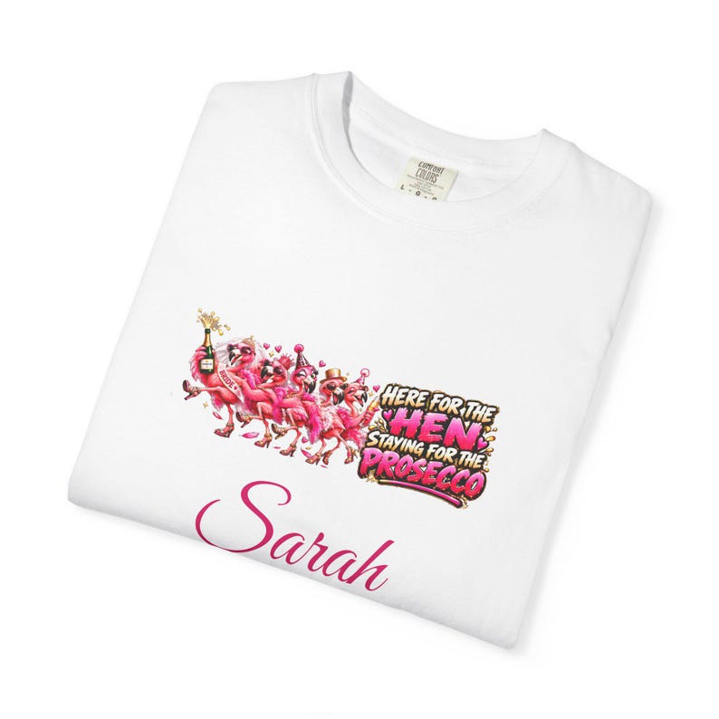 T-shirt personnalisé « Ici pour la future mariée qui reste pour le Prosecco », T-shirts personnalisés pour enterrement de vie de jeune fille, T-shirt flamant rose pour enterrement de vie de jeune fille image 3