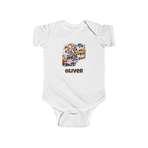 Personalisierter Babybody, lustiges Ziegen-Babyshirt mit Schlafenszeitmotiv, Babybody mit individuellem Namen, Geschenk zur Babyparty, Geschenk zur Geburt Bild 1