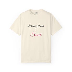 Gepersonaliseerd T-shirt voor de bruidsmeisje, T-shirt met eigen naam voor de bruidsmeisje, elegant T-shirt met sierlijke letters voor het vrijgezellenfeest, cadeau voor de bruidsmeisjes afbeelding 5