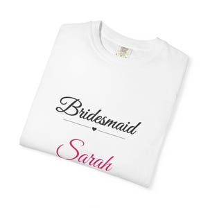 Gepersonaliseerd T-shirt voor bruidsmeisjes, T-shirt met eigen naam voor bruidsmeisjes, elegant T-shirt met sierlijke letters voor vrijgezellenfeest, cadeau voor de bruidsmeisjes afbeelding 3