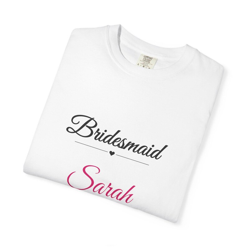 Gepersonaliseerd T-shirt voor bruidsmeisjes, T-shirt met eigen naam voor bruidsmeisjes, elegant T-shirt met sierlijke letters voor vrijgezellenfeest, cadeau voor de bruidsmeisjes afbeelding 3