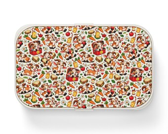 Könnte beinhalten: Eine rechteckige Brotdose mit einem sich wiederholenden Muster aus Cartoon-Ziegen, roten Äpfeln, orangefarbenen Karotten, Saftboxen und Sandwiches auf cremefarbenem Hintergrund. Die Ziegen sind in verschiedenen Posen dargestellt, unter anderem in roten Boxen.