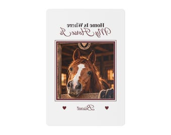 以下が含まれることがあります： 上部に「Home Is Where My Horse Is」、下部に「Biscuit」と2つの小さなハートが描かれた白い長方形の看板。中央の額縁に入った写真には、白い流星のある茶色の馬が木製の厩舎から顔を出している様子が写っている。