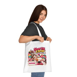 Borsa tote personalizzata "Shop Till I Drop", borsa per la spesa in cotone con nome personalizzato, regalo divertente con capra, regalo per amante dello shopping, regalo per lei immagine 4