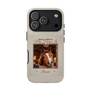 Custodia per telefono personalizzata con foto di cavallo, resistente per iPhone e Samsung, "Casa è dove c'è il mio cavallo", nome del cavallo personalizzato, regalo per appassionati di equitazione. immagine 1